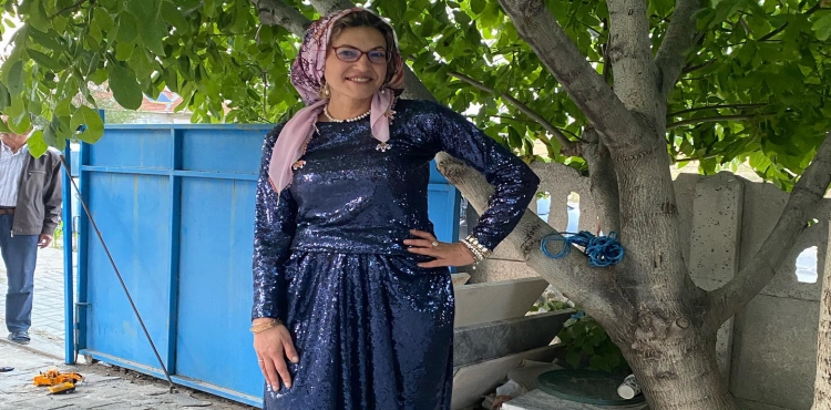 Köylü Güzeli Elmas Akman?v=1