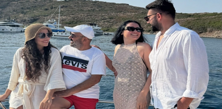 Dostlarıyla Yat Gezisinde?v=1